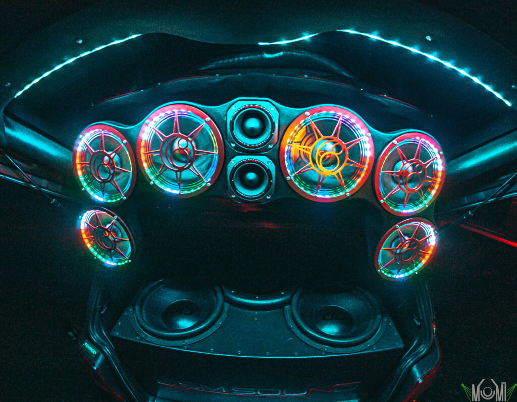 Värviliste LED-tuledega kohandatud(custom) Bassipastakas backstage autoheli süsteem. Foto: Muumi Photography.