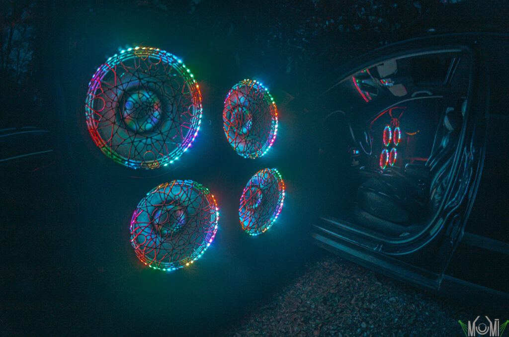 Värviliste LED-tuledega kohandatud(custom) Bassipastakas autoheli süsteem 4x12mid 4xtw. Foto: Muumi Photography.