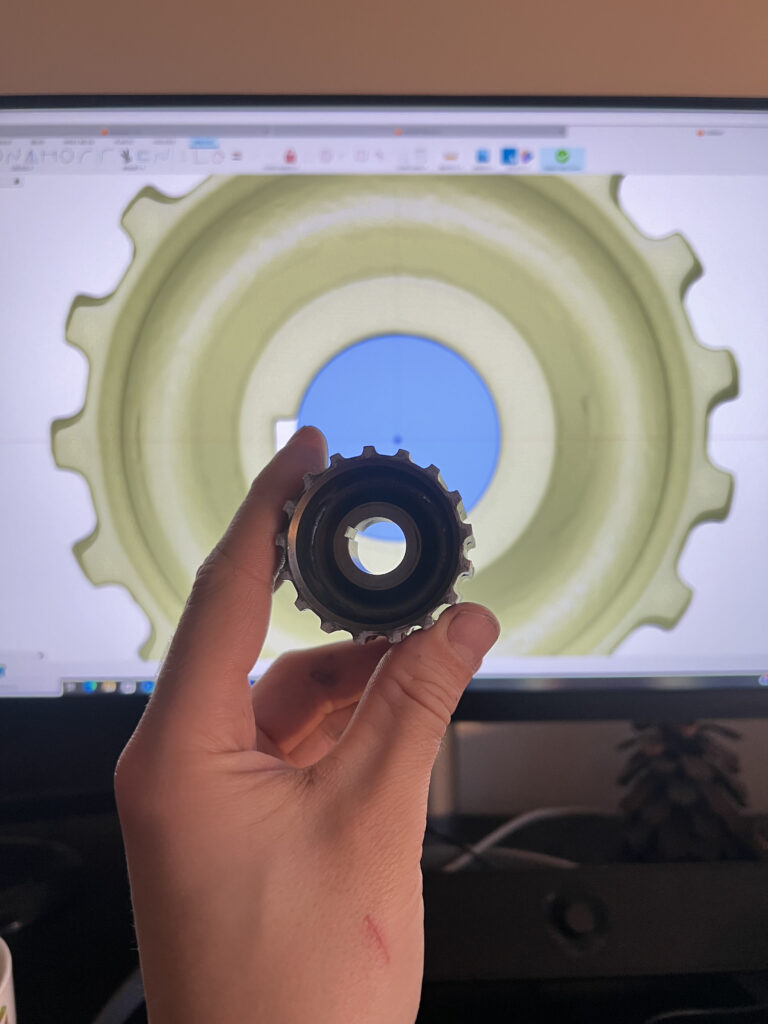 BMW M1 seeria auto mootori rihmaratas, taustal arvutiekraanil 3D-skaneeringu tulemus.