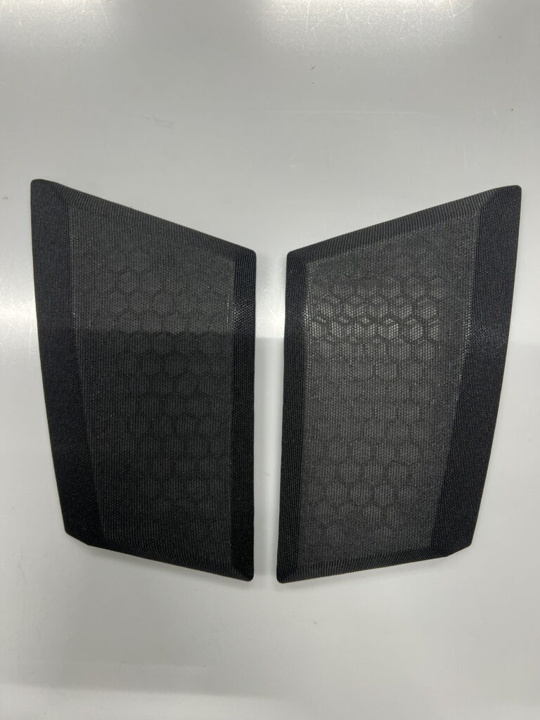 Kaks 3D-prinditud kõlarivõret Porsche Cayenne’i armatuuri kõlaritele.