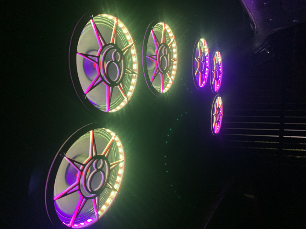 LED-valgustusega kõlarid pimedas keskkonnas.