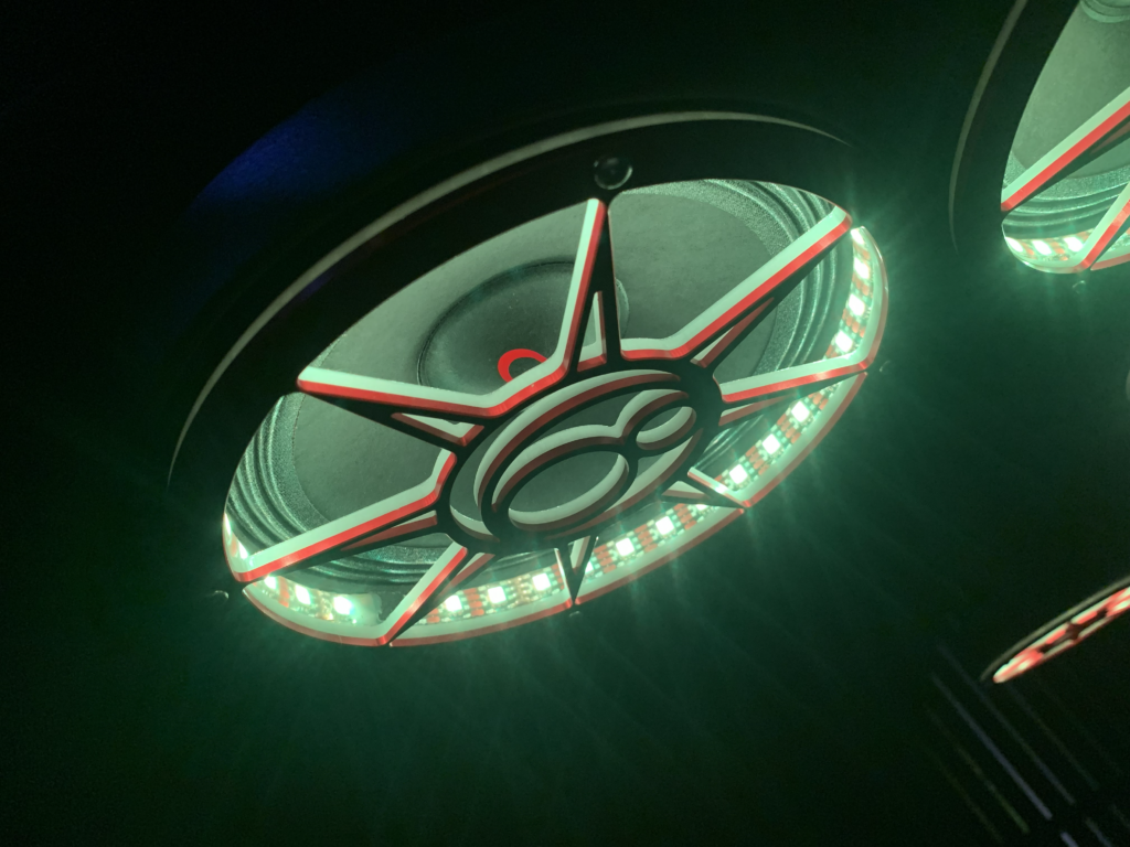 Kõlar tähekujuliseks lõigatud kõlarivõrega ja servas LED-riba valgustusega.