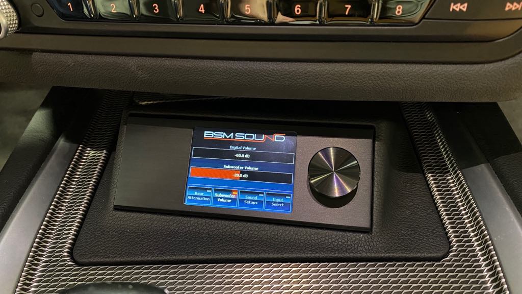 Helix Director juhtseade BMW Z4 keskkonsoolis tuhatoosi asemel.