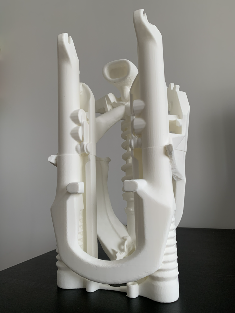 Valge 3D-prinditud detail EKA lõputöö jaoks laual.