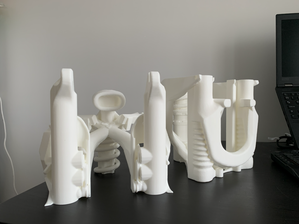 EKA lõputöö jaoks 3D-prinditud valged detailid laual.