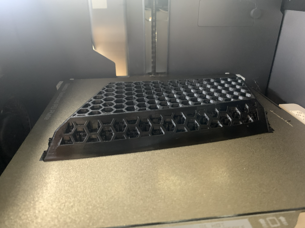 Valmis 3D-prinditud kõlarivõre Porsche Cayenne’i armatuuri kõlaritele 3D-printeri ehitusplaadil.