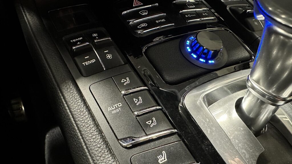 Helix Conductor juhtnupp Porsche Cayenne’i keskkonsoolis sigaretitoosi asemele tehtud detailis.