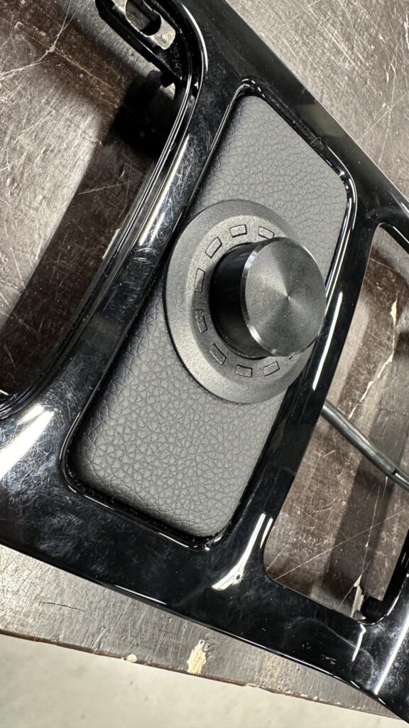 Helix Conductor juhtnupp Porsche Cayenne’i keskkonsooli paneelis sigaretitoosi asemel.