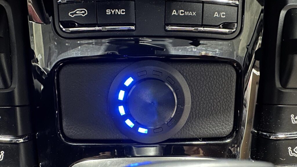 Helix Conductor juhtnupp Porsche Cayenne’i keskkonsoolis sigaretitoosi asemel.