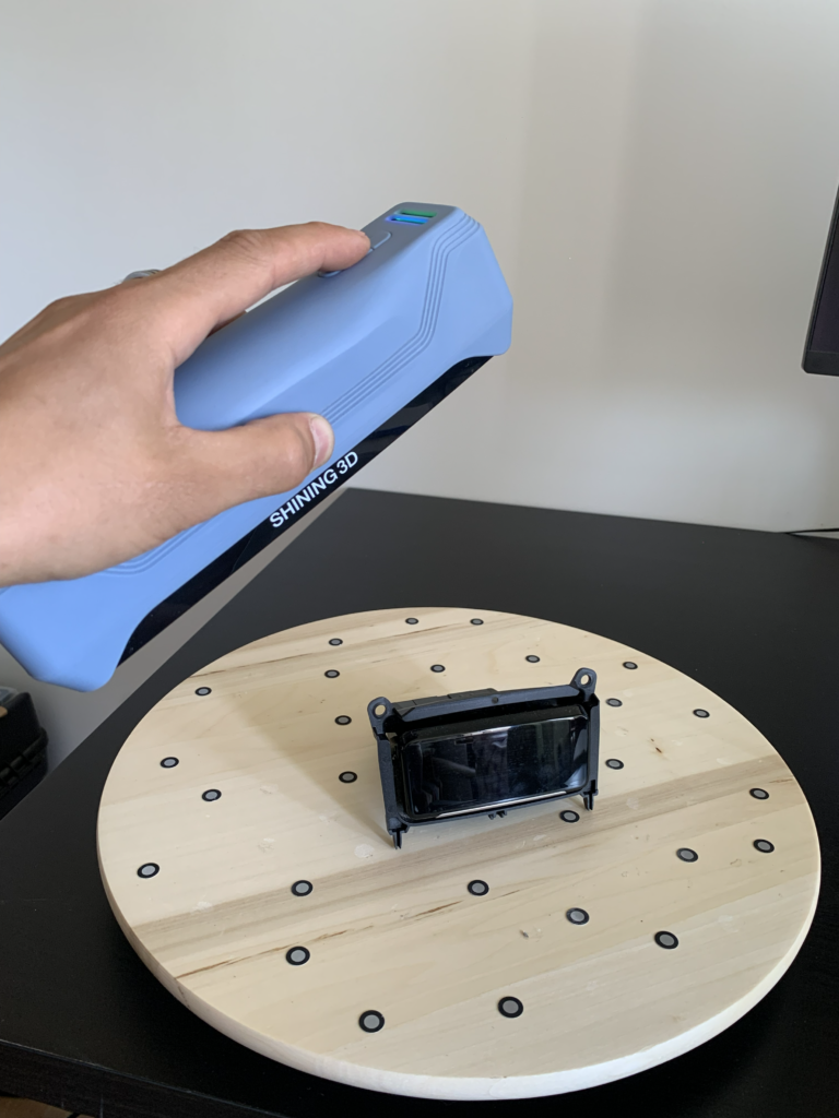 Shining 3D käsiskanneriga skaneeritakse Porsche Cayenne’i keskkonsooli detaili pöördlaual Helix Conductor’i paigalduseks.