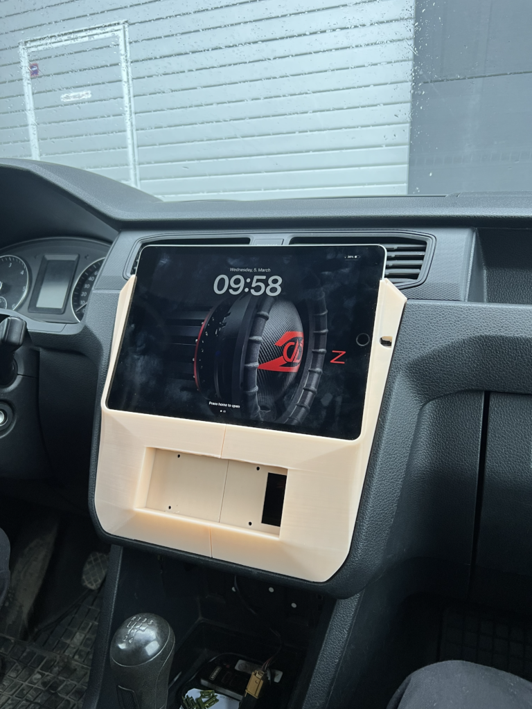 VW Caddy keskkonsoolis testpaigalduses tahvelarvuti hoidik, mille alla on kavandatud koht Helix Conductor’i jaoks.