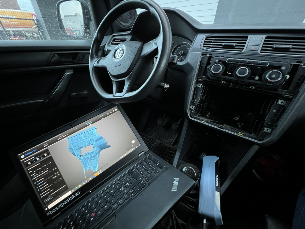 VW Caddy keskkonsooli 3D-skaneering sülearvutis, kõrval lahtivõetud keskkonsool ja skanner.