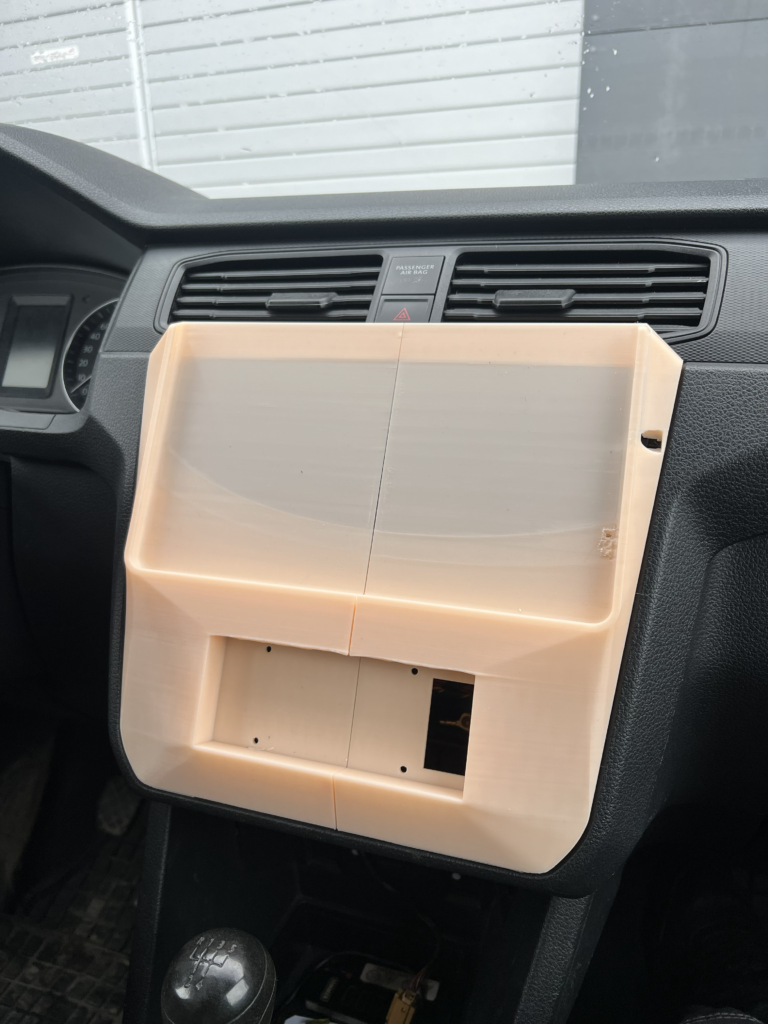 VW Caddy keskkonsoolis testpaigalduses tahvelarvuti hoidiku prototüüp Helix Conductor’i integreerimiseks.